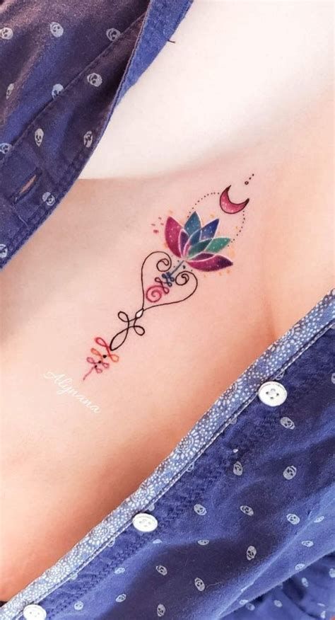 Tatuajes en el medio del pecho mujer